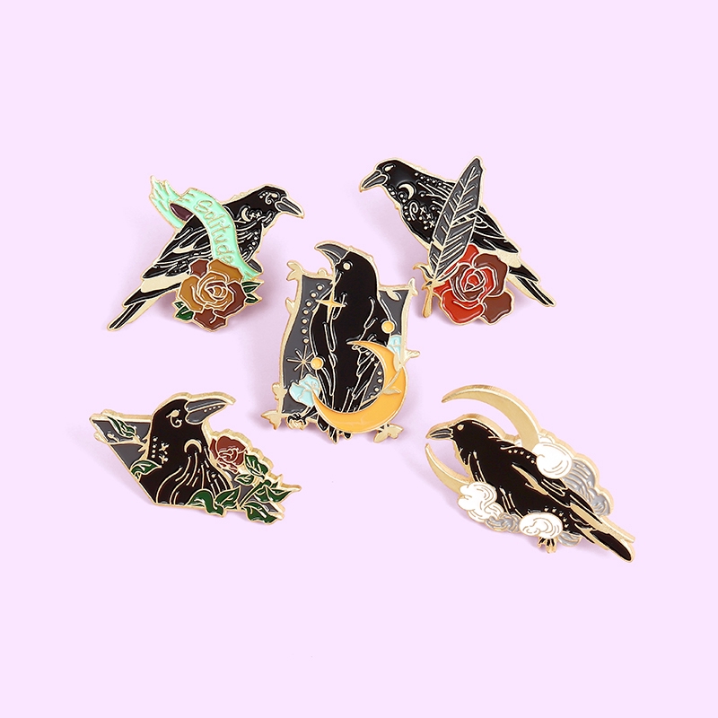 Bros Pin Enamel Desain Hewan Bulan Bintang Mawar Burung Gagak Bulu Hitam