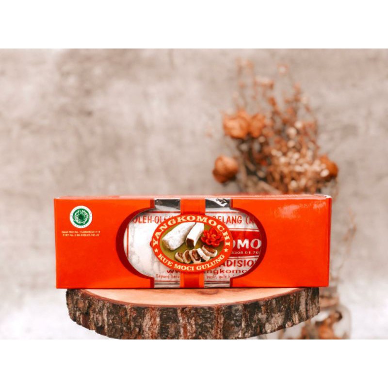 YANGKOMOCHI kue mochi moci gulung. Jajan jajanan camilan cemilan kuliner makan enak lezat HALAL MUI.