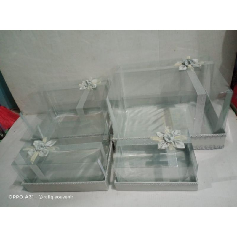 

Kotak hantaran pernikahan full mika pita silver ukuran Sedang satu set isi 4 kotak
