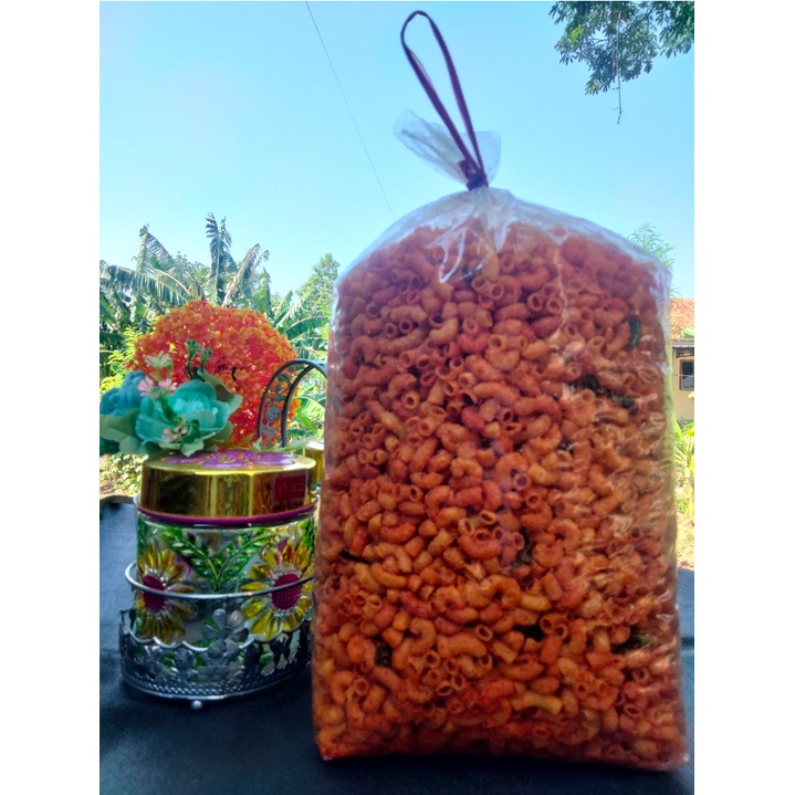 

Makroni bantat pedas daun jeruk 1bal isi 1kg