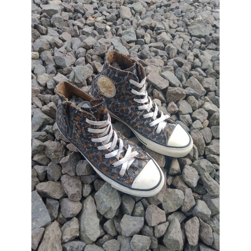 Converse motif zipper