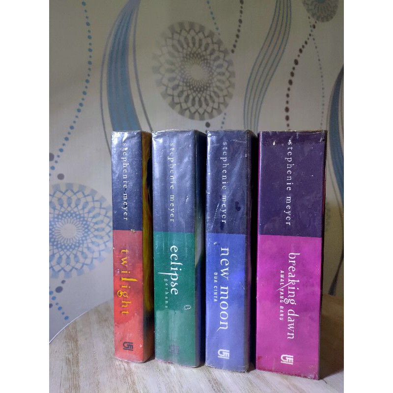 1 set novel twilight terdiri dari 4 buku