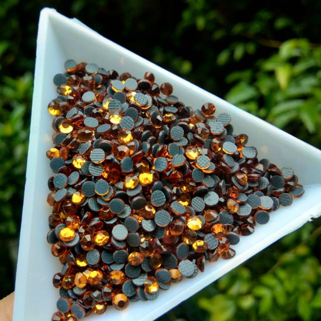 Diamon Kristal Hotfix Kw1 AA SS10

Warna Kuning Gold / Light Topaz