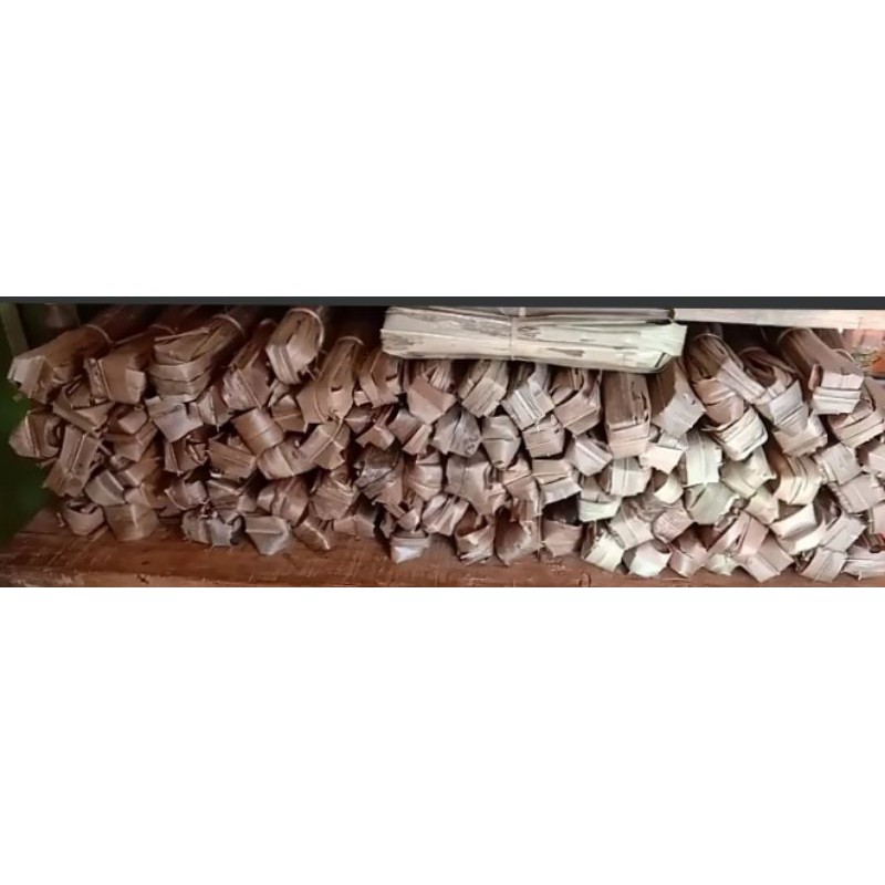 

Gula asli aren dikemas dalam paros daun kelapa