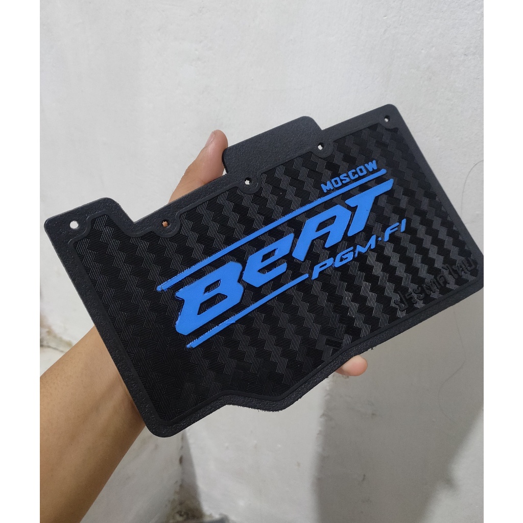 LIMITED EDITION MUDFLAP HONDA BEAT CARBON PELINDUNG MESIN + VACUM KARTON KARPET PENAHAN LUMPUR SPAKBOR TULISAN MOSCOW THAILAND HITAM HIJAU BIRU KUNING ORANGE SILVER BEAT FI BEAT NEW BEAT POP ESP PELINDUNG INJEKTOR