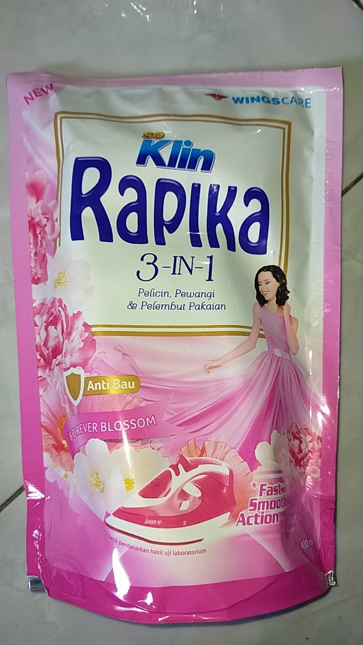 Rapika Pelicin Pakaian Forever Blossom Pouch 400ml