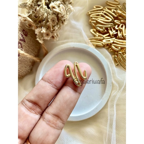 plat hijab naraya/ pin hijab/ plat kerudung/ plat brand nama hijab