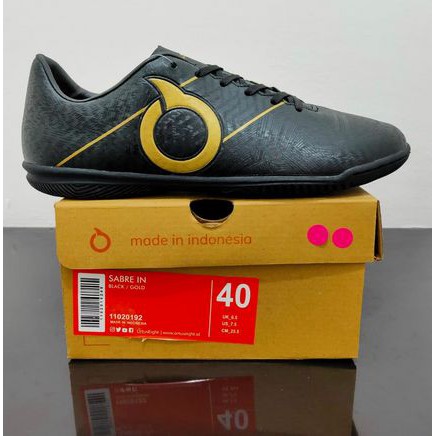 Sepatu Futsal OrtusEight SABRE IN 11020192 - Black/Gold