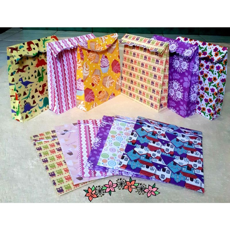 

Kertas Kado Instan Siap Pakai Isi 12 Pcs Ukuran Sedang 18.5x24 Cm Motif Random