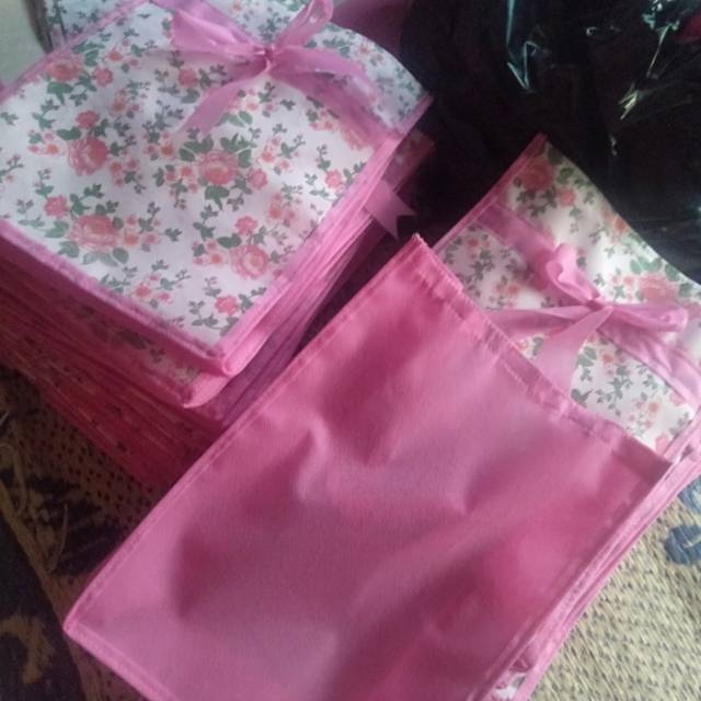 

tas hajatan/syukuran persegi..ukuran box 20x20 tinggi tas 30cm panjang,20cm lebar 20cm
