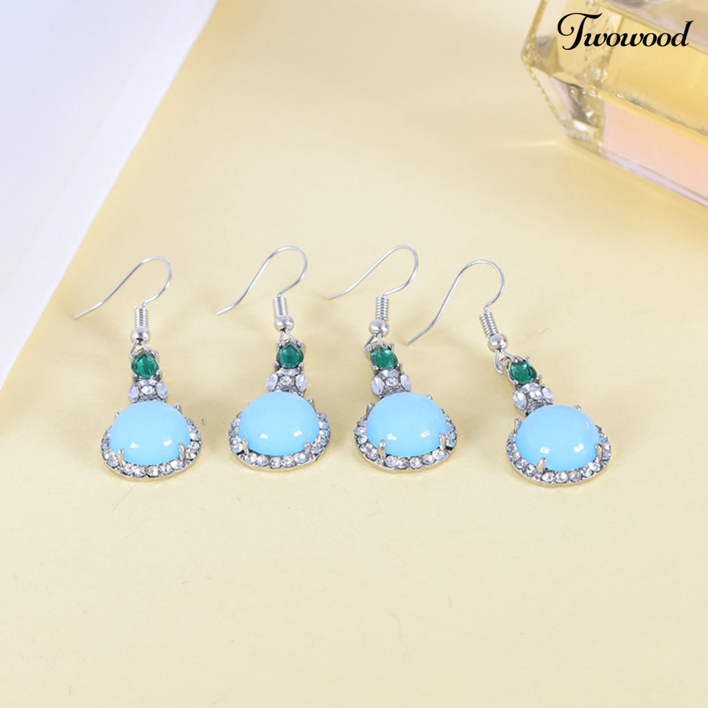 1 Pasang Anting Hook Panjang Bentuk Bulat Bahan Resin Aksen Berlian Imitasi Warna Biru Muda Untuk Hadiah