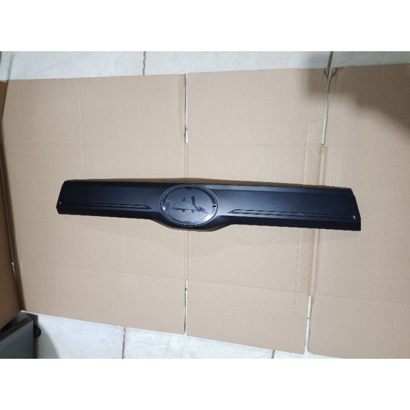 lis tranglit belakang toyota Rocky cat hitam doff