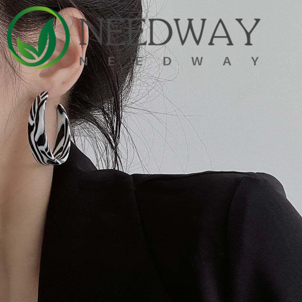 Anting Stud Bentuk C Motif Garis Hitam Putih Bahan Akrilik Resin Gaya Korea Untuk Wanita