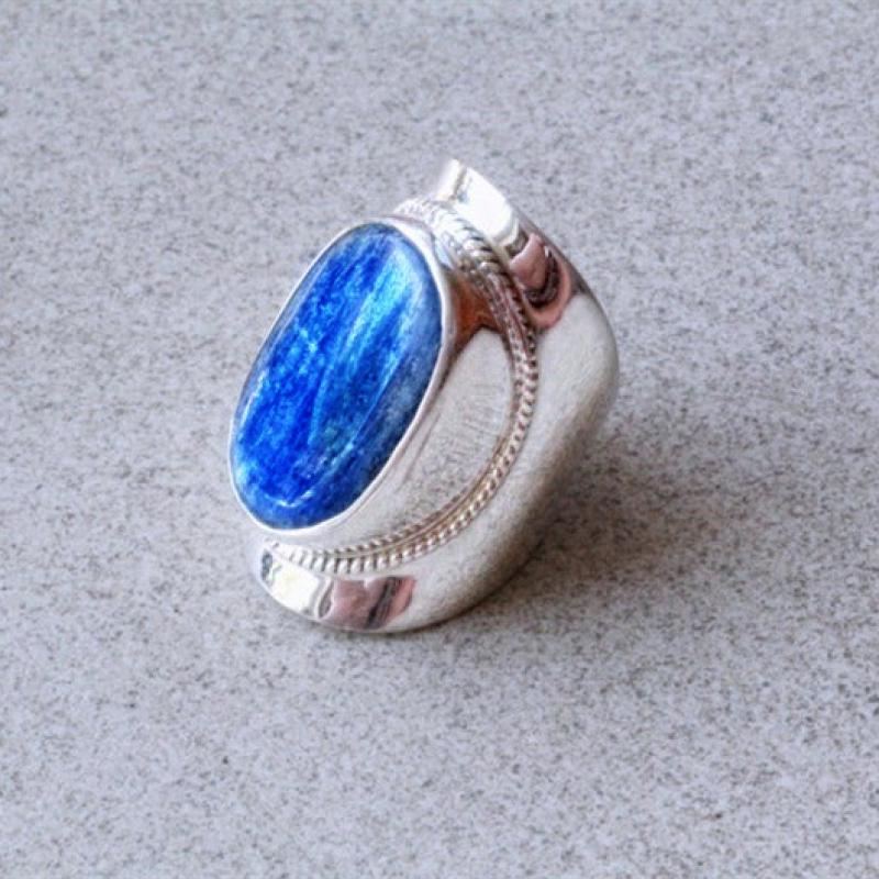 Cincin Sapphire Gemstone Luminous Bahan Metal Gaya Etnik Untuk Wanita