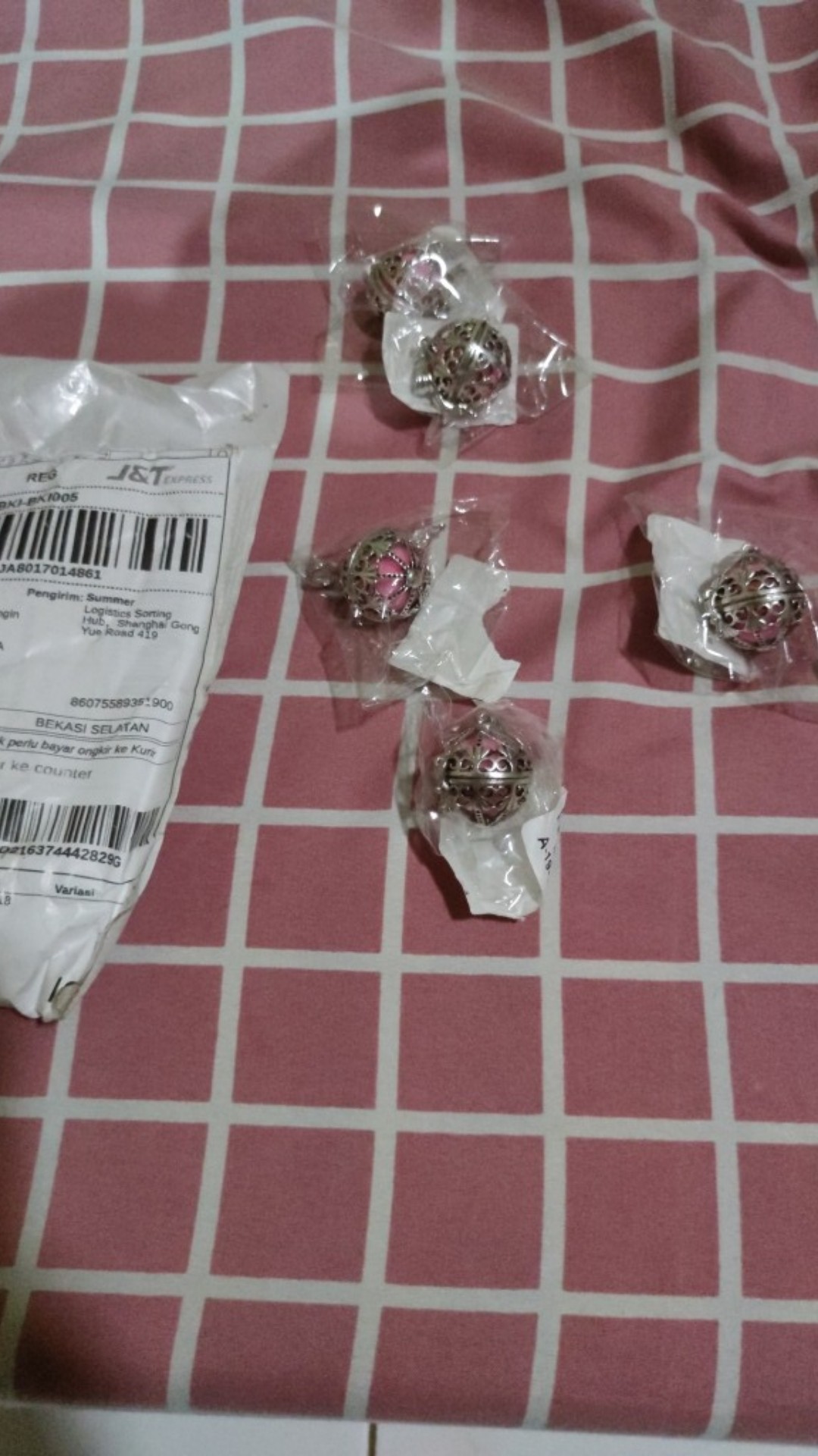 Kalung Diffuser Minyak Esensial Wangi Hollow Warna Silver Untuk Wanita