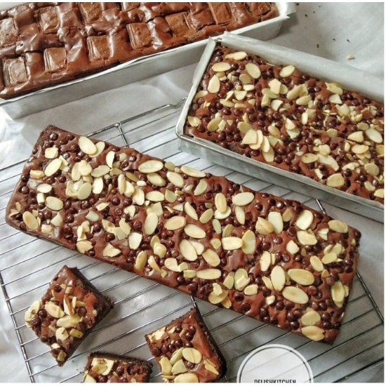 

BROWNIES FUDGY, 30X10X3 , PREMIUM TASTE CREAT BY YRcookies&cake