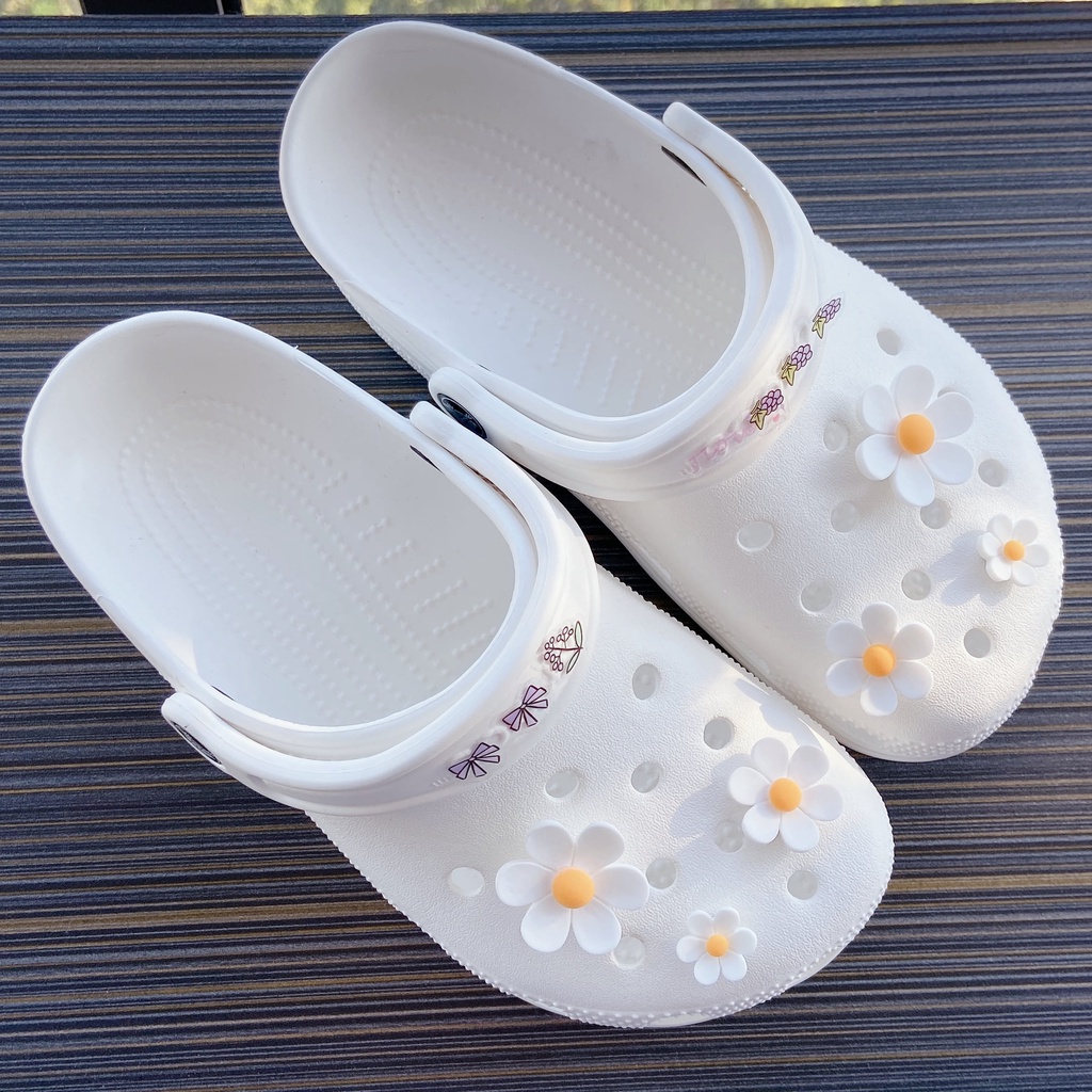 ✨shinyDIY✨Crocs jibbitz: aksesori cantik untuk sepatumu❤️Sandal Crocs Wanita 6pcs / Set Charm / Charm Gelang Diy Bentuk Bunga Daisy Crocs Warna Putih