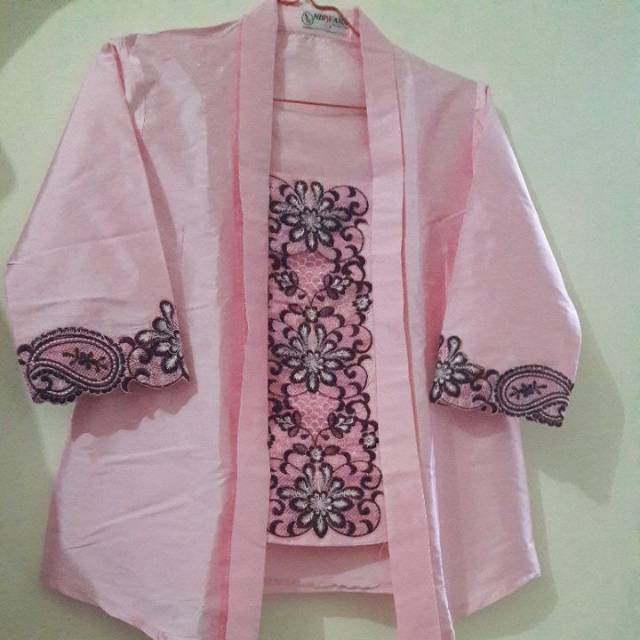 Kebaya modern warna pink muda