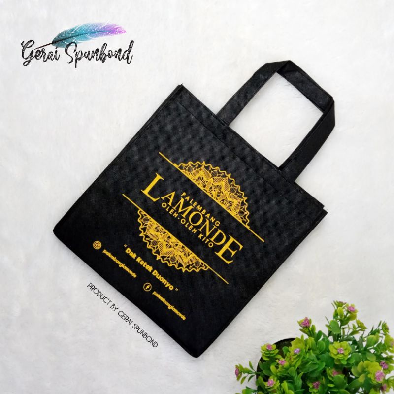 

Goodie Bag Spunbond Uk. 17cm x 9cm x 18cm Plus Sablon Custom