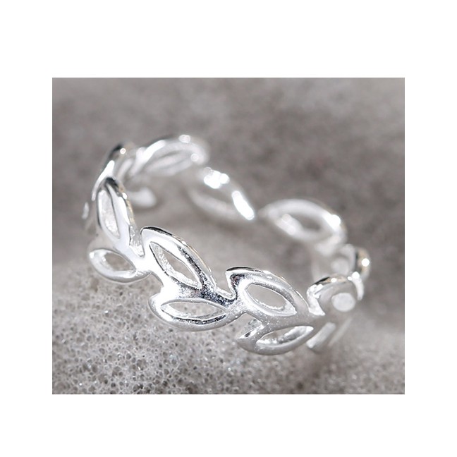 LRC Cincin Fashion White K Openwork Leaf Open Ring A59612