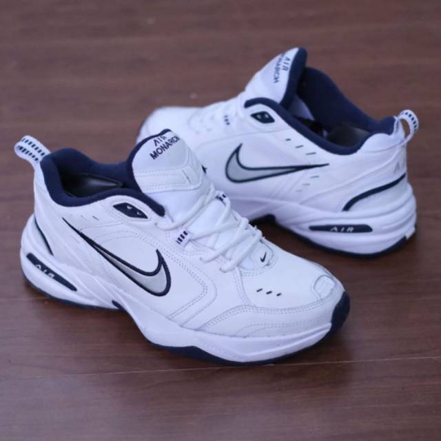 harga sepatu nike air monarch