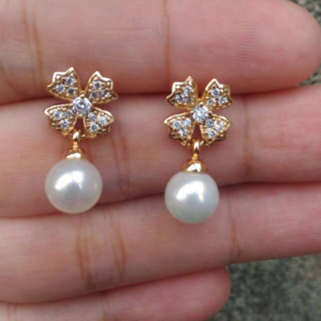 Anting mutiara tawar asli dari lombok