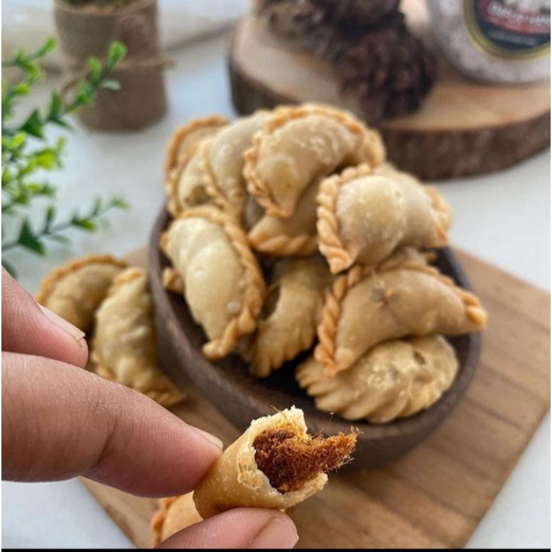 

Pastel mini kering isi abon