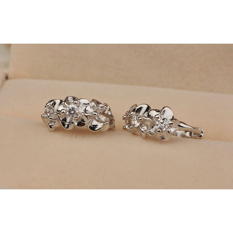 Anting Bentuk Tiga Bunga Camellia Bahan Stainless Steel 925