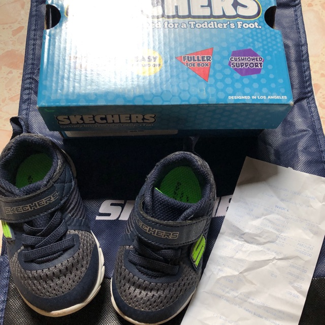 Sepatu skechers preloved