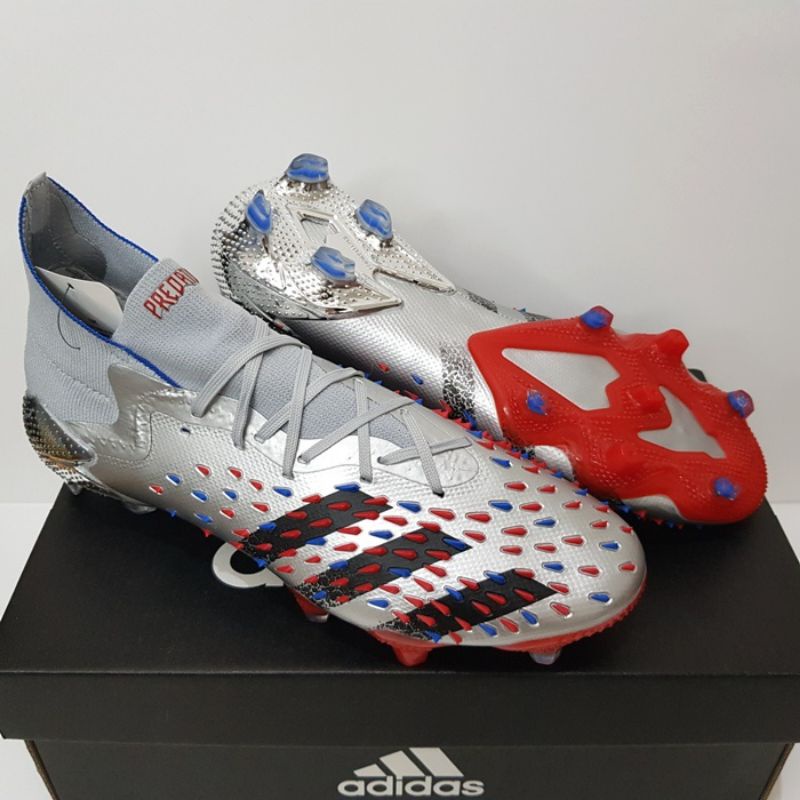 sepatu Bola Adidas Predator Freak Silver.