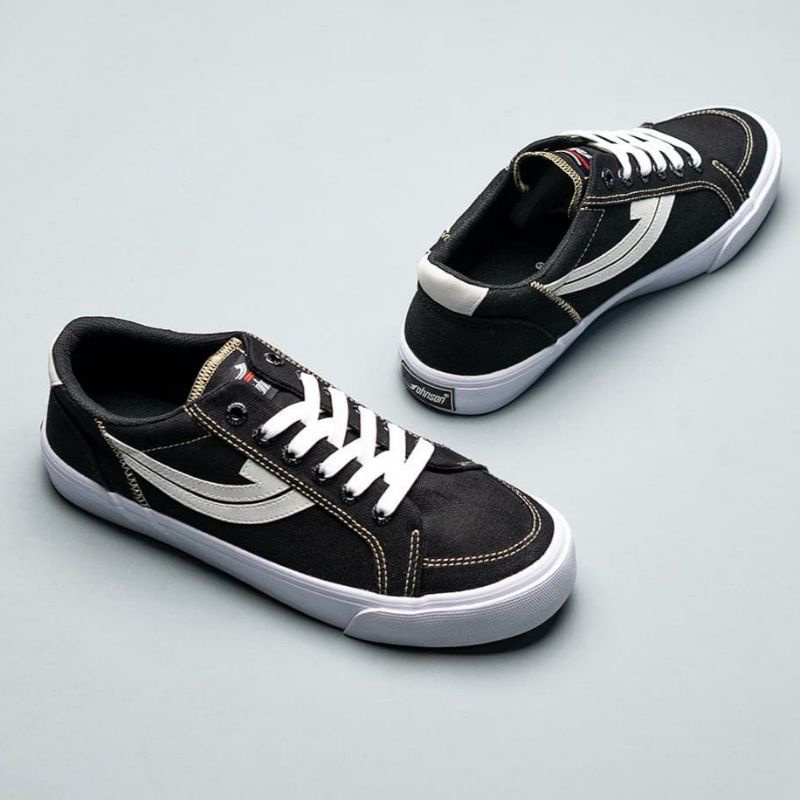 Sepatu Johnson Orion Black White Low Cut Original