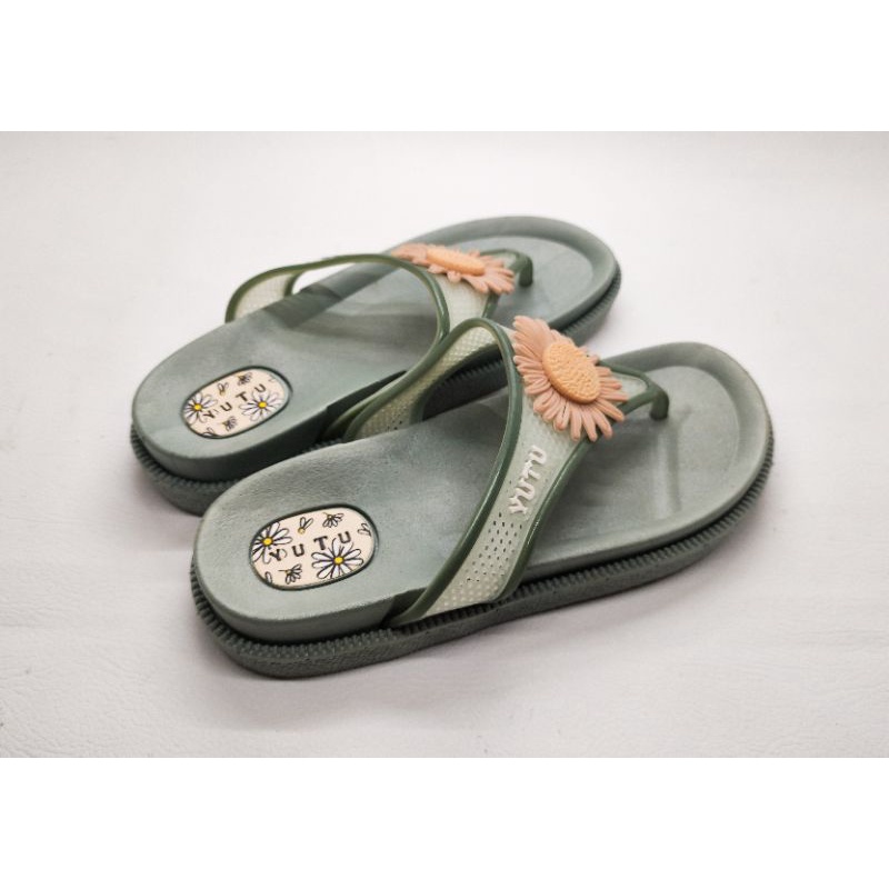 SANDAL IRSOE MODIS TERBARU / SANDAL JEPIT FLIP-FLOP WANITA / SANDAL IRSOE MOTIF BUNGA MATAHARI /SANDAL SANTAI / SANDAL JEPIT /SANDAL IMPORT /SANDAL RUMAH /SANDAL KARET /SANDAL TRENDY ANAK /FASHION ANAK / SANDAL KEKINIAN /SANDAL SELOP /SANDAL IRSOE BUNGA