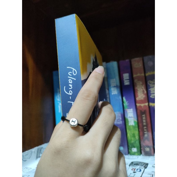 Cincin Huruf Inisial Bulat Silver Huruf Hitam Tali tipis Waterproof