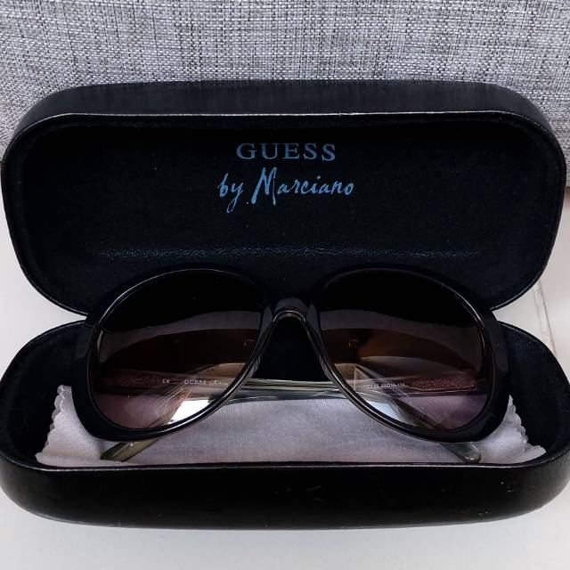 Kacamata GUESS