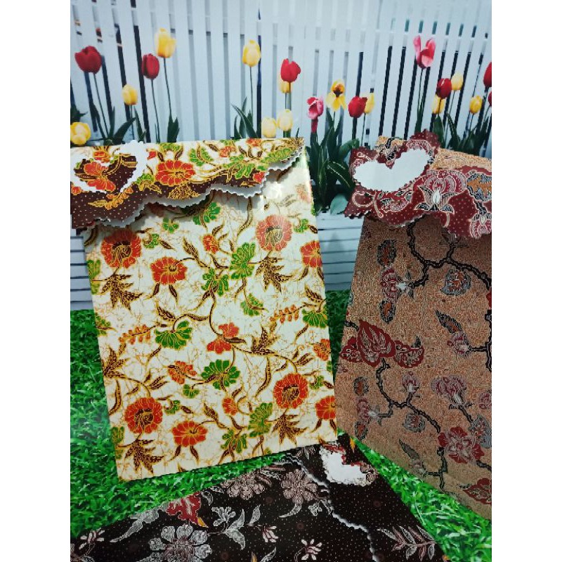 

Kertas Kado Instan Bungkus Kado Instan SEDANG - Batik (variasi love pinggir)