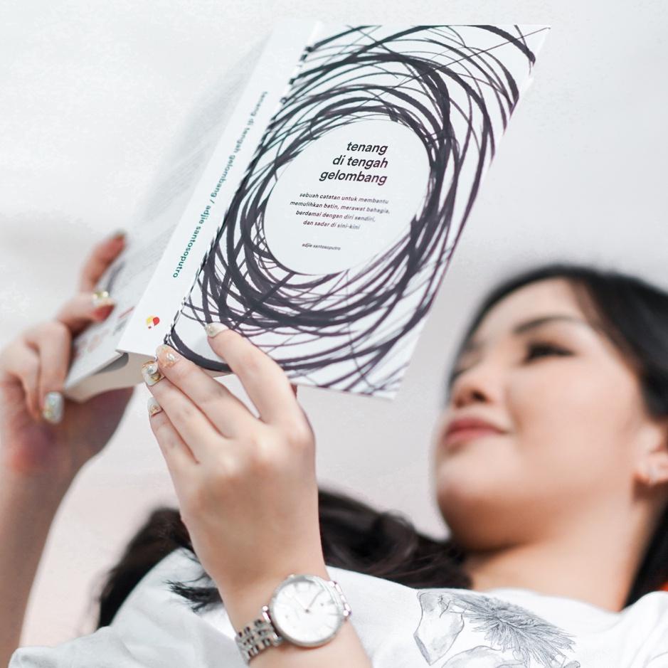Hadir Termurah Charissa Publisher - [Paket Eksklusif] Buku Tenang di Tengah Gelombang - Adjie Santosoputro-2