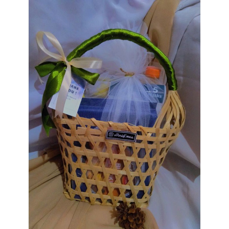 

Hampers unik (keranjang bambu)