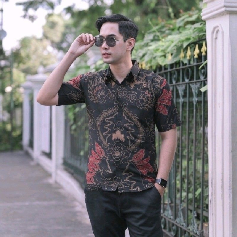BATIK SOLO.kemeja batik pria slimfit lengan pendek katun Lapis furing.BAJU BATIK PRIA LENGAN PENDEK 