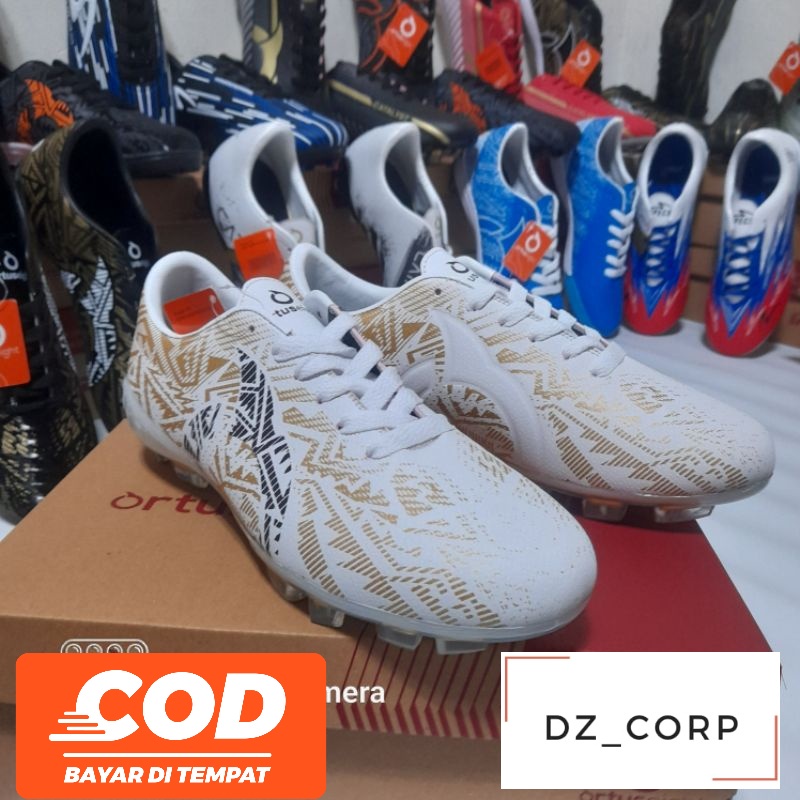 COD, sepatu bola ortuseight catalyst warna putih gradasi hitam gold, ringan, lentur, kuat, nyaman di