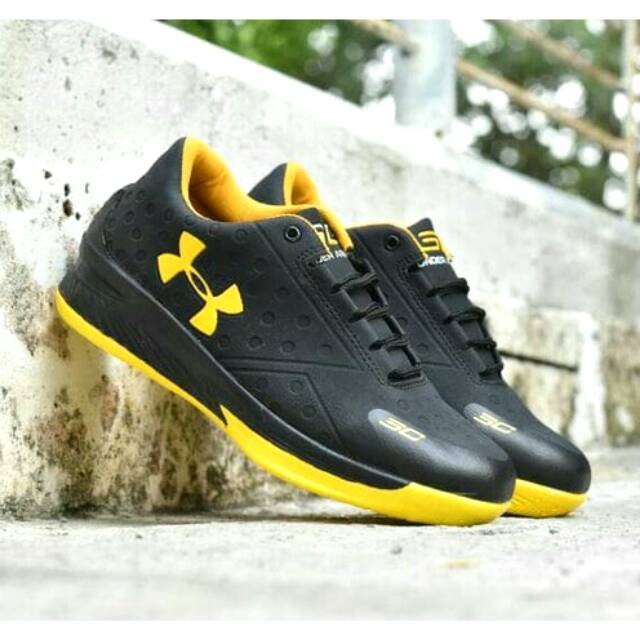 SEPATU UNDER ARMOUR CURRY ONE HITAM KUNING / SPORT RUNNING PRIA