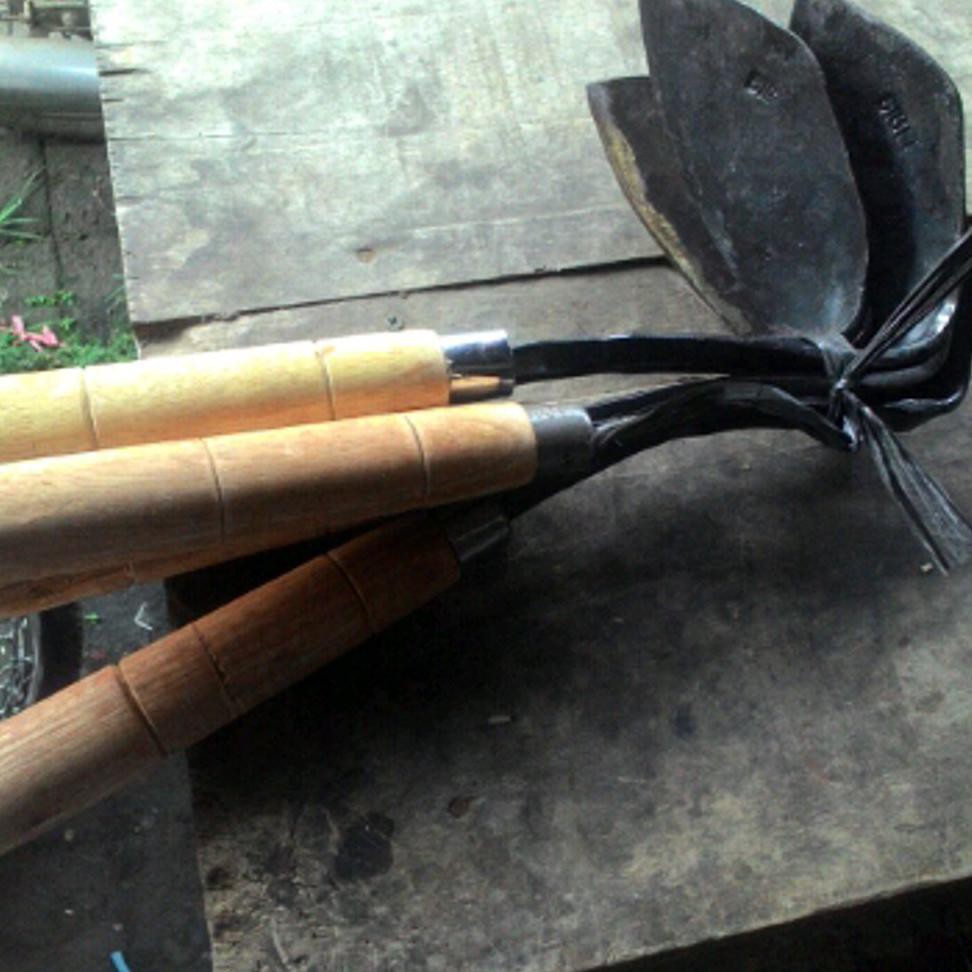 cangkul kecil miring