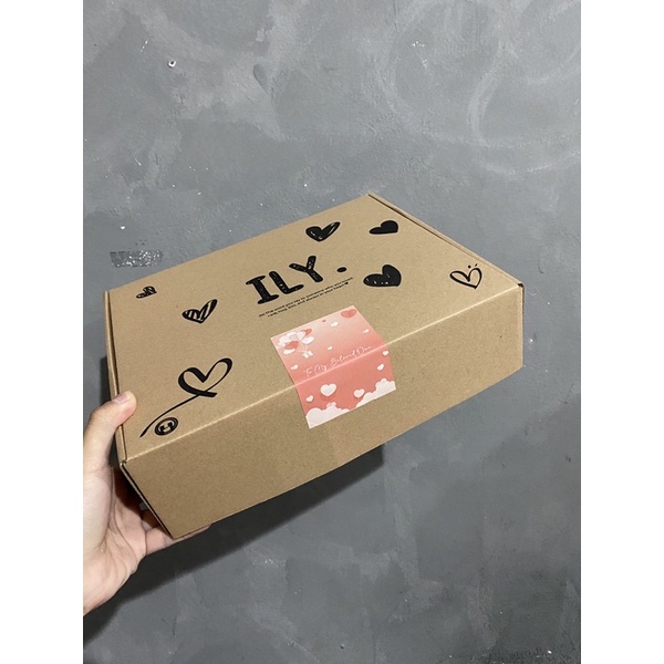 

\ILY+Sticker/ box 25x26x6 Valentine Box for kekasih, pacar, suami, istri, hampers, gift, kado, hadiah, dan pasangan hidup. kado ultah ulangtahun dsb etc dll