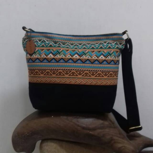 Tas tote selempang dengan lapisan busa