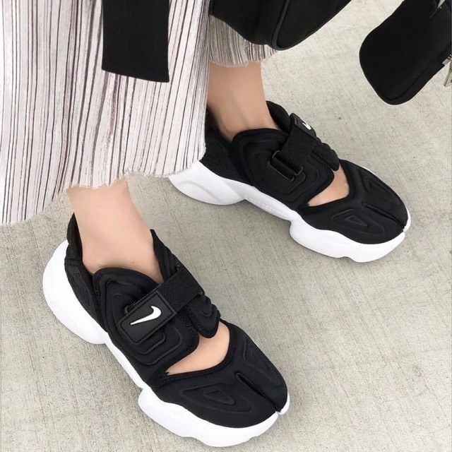 nike aqua rift black and white