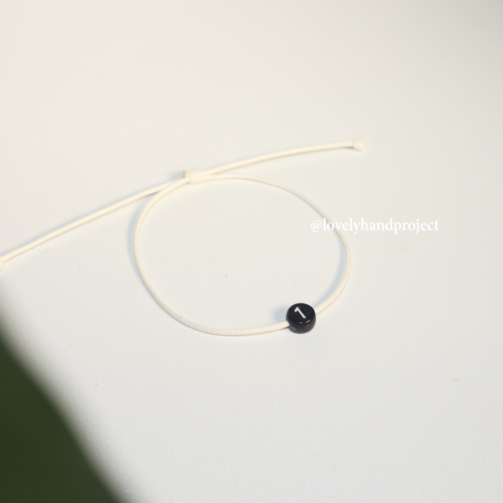 GELANG HURUF TALI SERUT INISIAL NAMA DAN ANGKA BULAT WARNA HITAM PUTIH