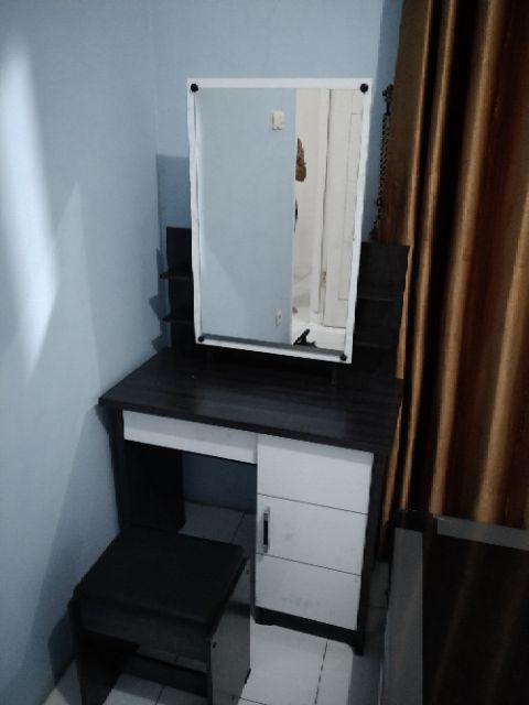 Lemari Pakaian 3 Pintu Laci Dan Meja Rias (paket )