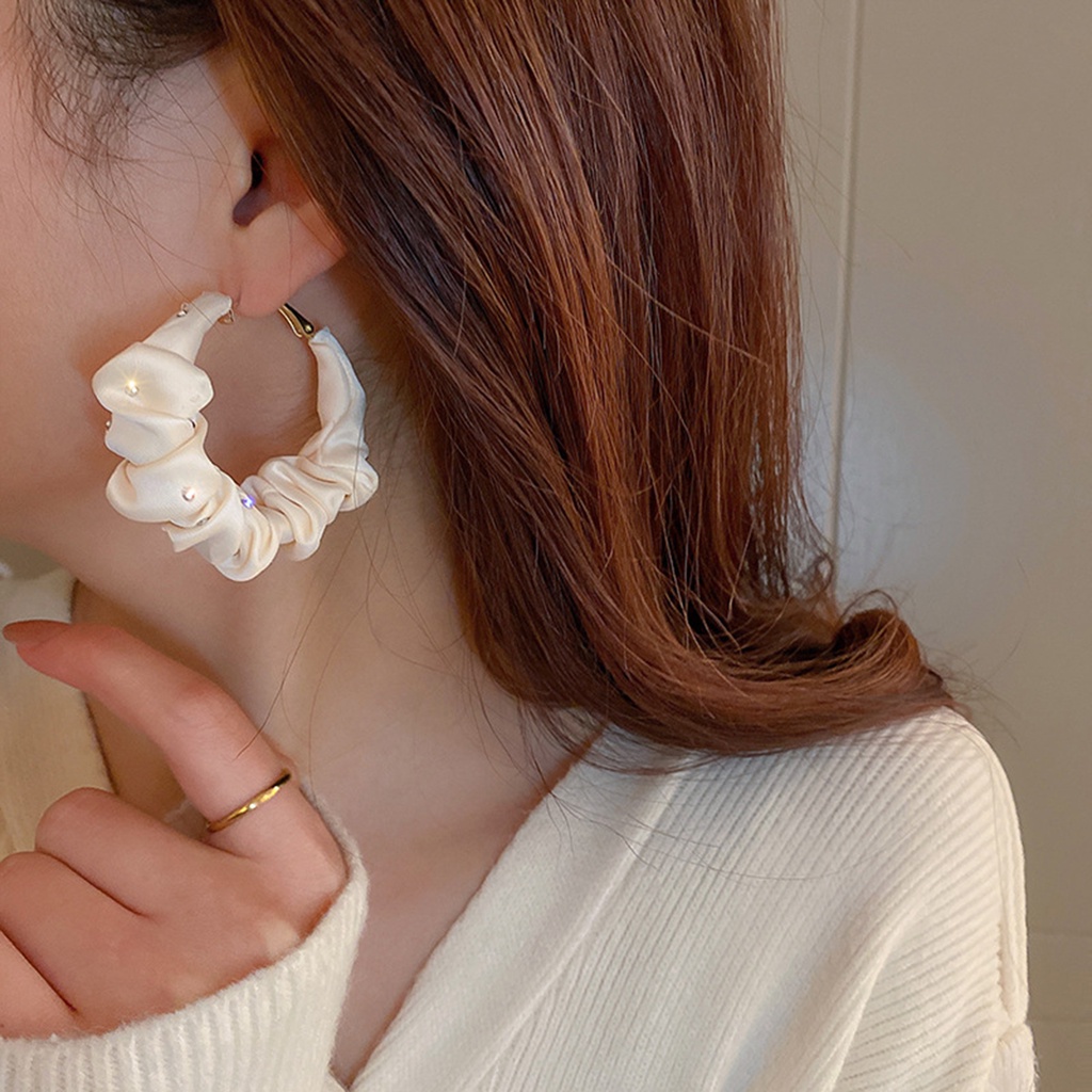 Hu Hu Hu Hu Hu Alat Bantu Pasang Kacamata♡ 1 Pasang Anting Hoop Bentuk C Bahan Kain Sutra Aksen Berlian Imitasi Untuk Wanita