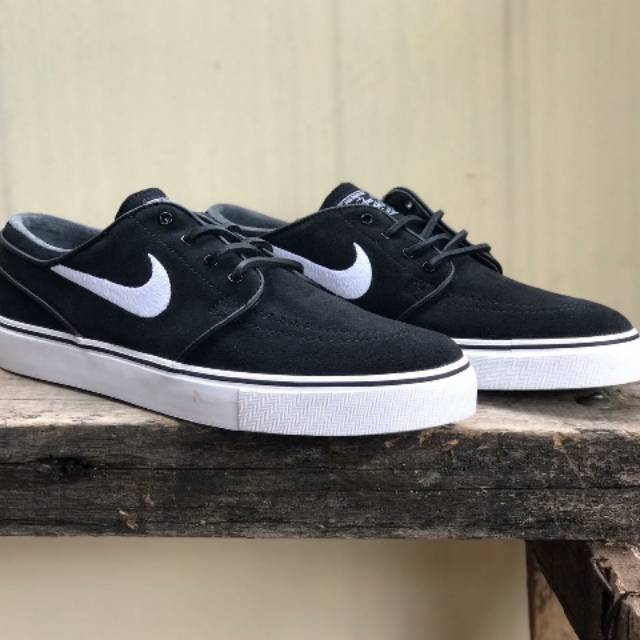 Nike SB Zoom Stefan Janoski OG Black/White/Gum Light Brown

Original Resmi
BNIB (Brand New In Box)