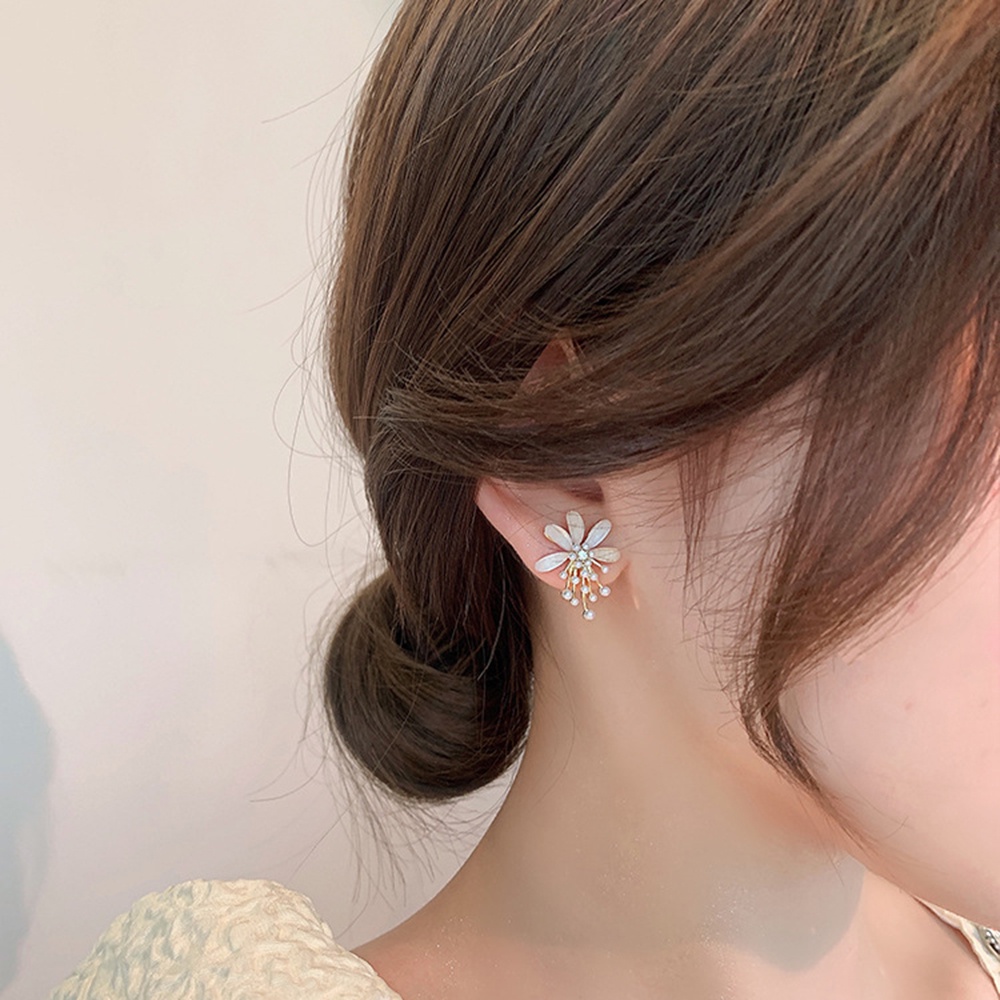 Anting Stud Desain Bunga Aksen Mutiara Gaya Elegan Untuk Wanita