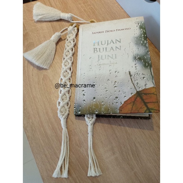 

Pembatas buku/macrame bookmark